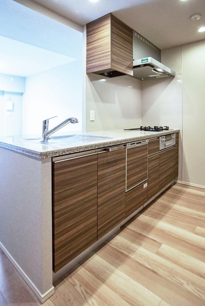 Modern 2-Bedroom Condo Near Station in Kasuya 6