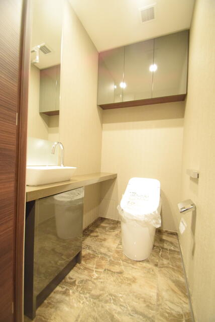 Modern 2-Bedroom Condo Near Station in Takanawa 6