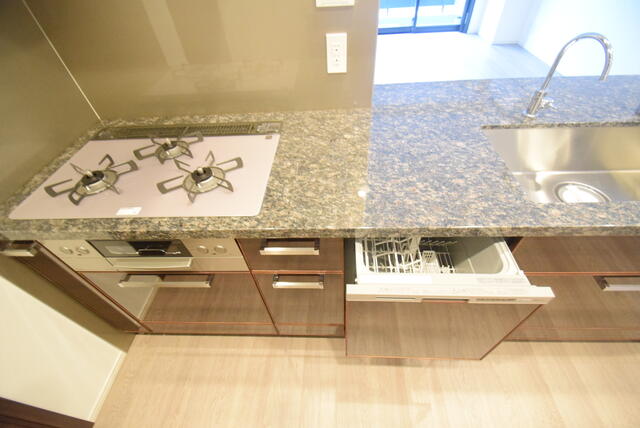 Modern 2-Bedroom Condo Near Station in Takanawa 8