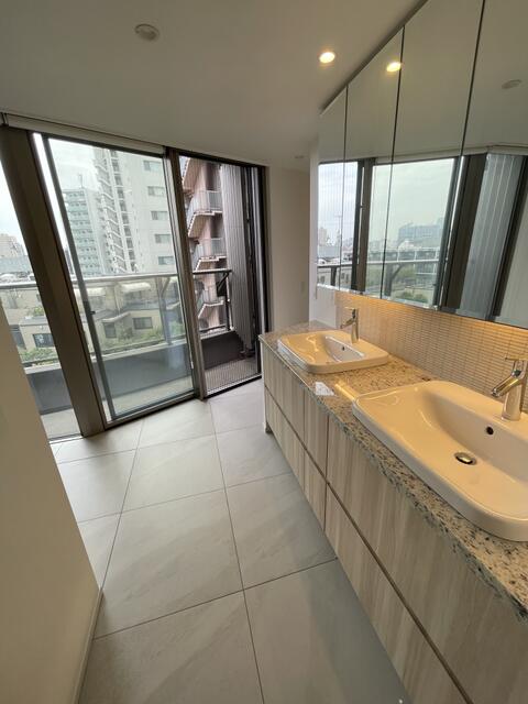 Modern 2-Bedroom Condo Near Station in Sendagaya 5