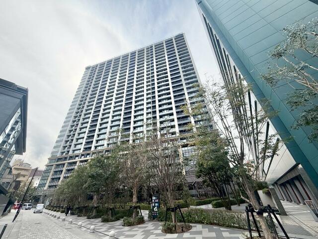 Modern 3-Bedroom Condo Near Station in Nishioi 1