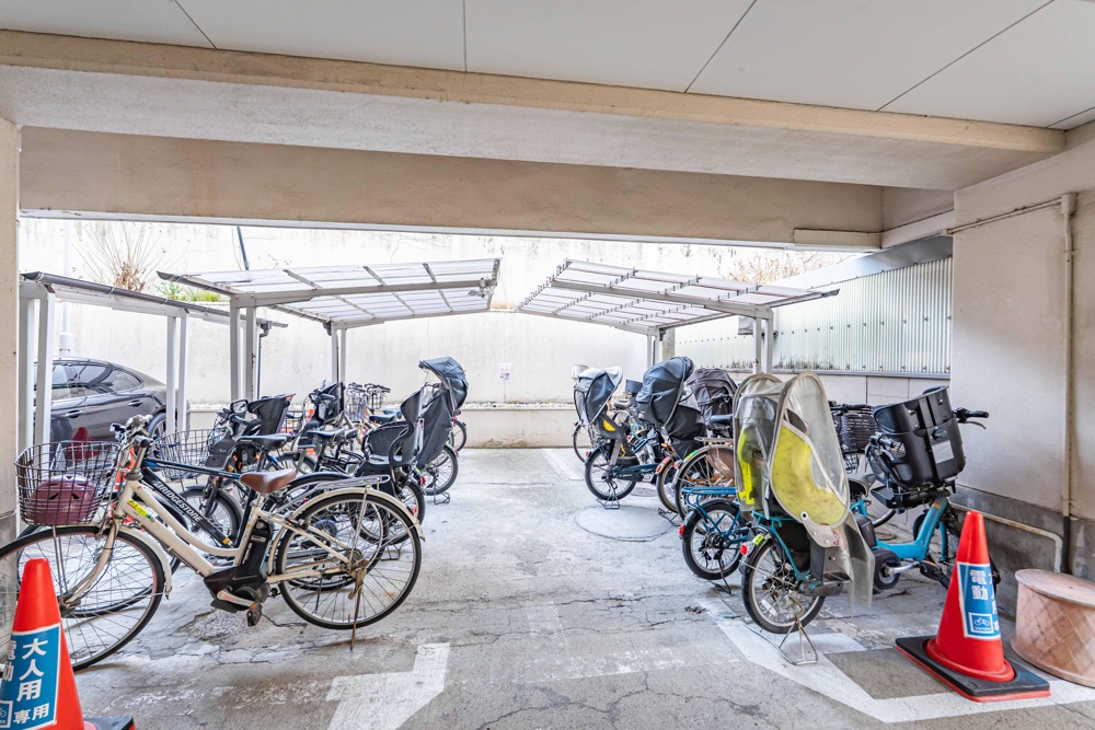 Vintage 3-Bedroom Condo Near Station in Nishikata 5