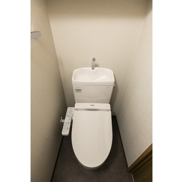 Modern 1-Bedroom Condo Near Station in Komagata 8