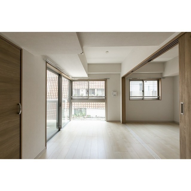 Modern 1-Bedroom Condo Near Station in Komagata 4