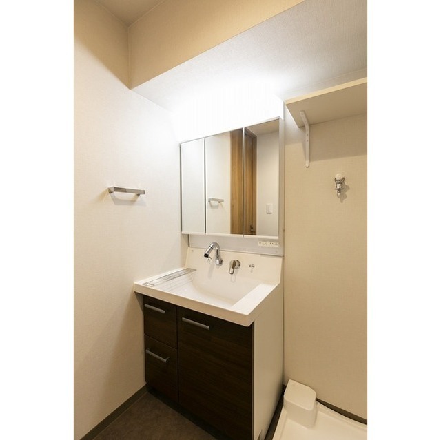 Modern 1-Bedroom Condo Near Station in Komagata 7