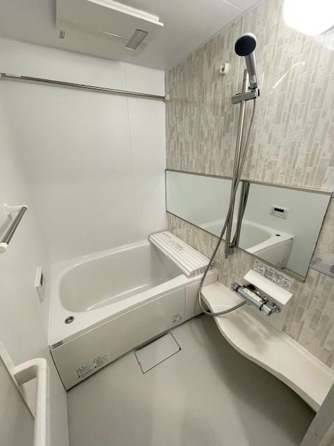 Brand New 1-Bedroom Condo Near Station in Gyotokuekimae 5