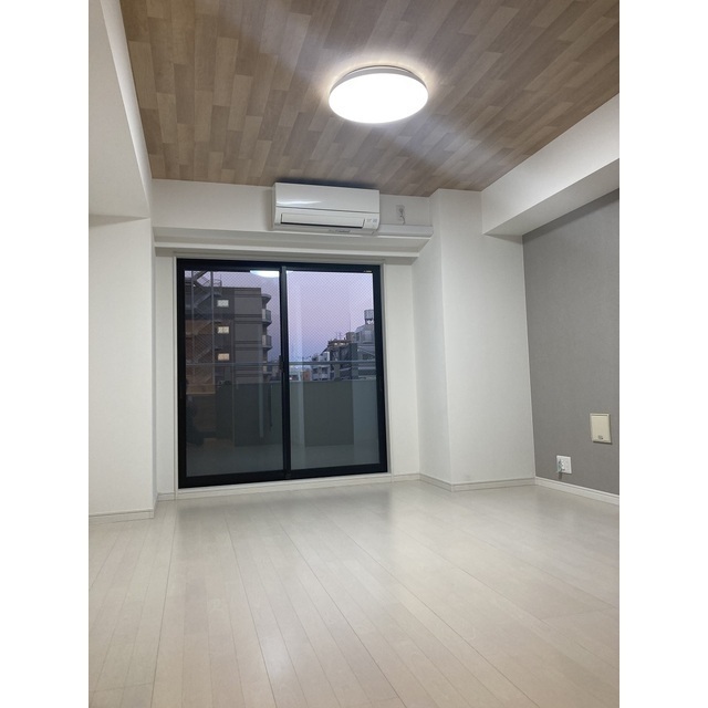 Modern Studio Condo in Midori 4