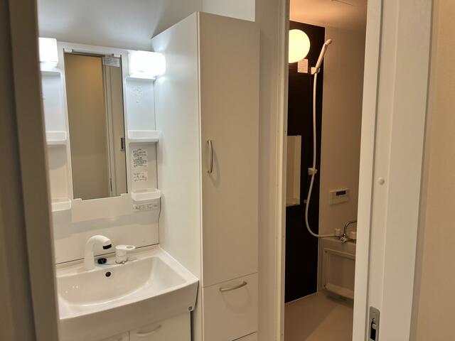 Modern 3-Bedroom House Near Station in Noe 8