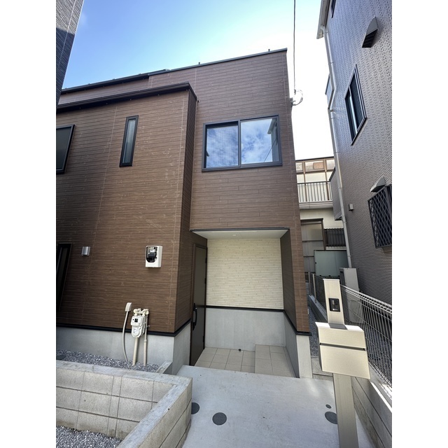 Modern 2-Bedroom House Near Station in Kanamecho 0