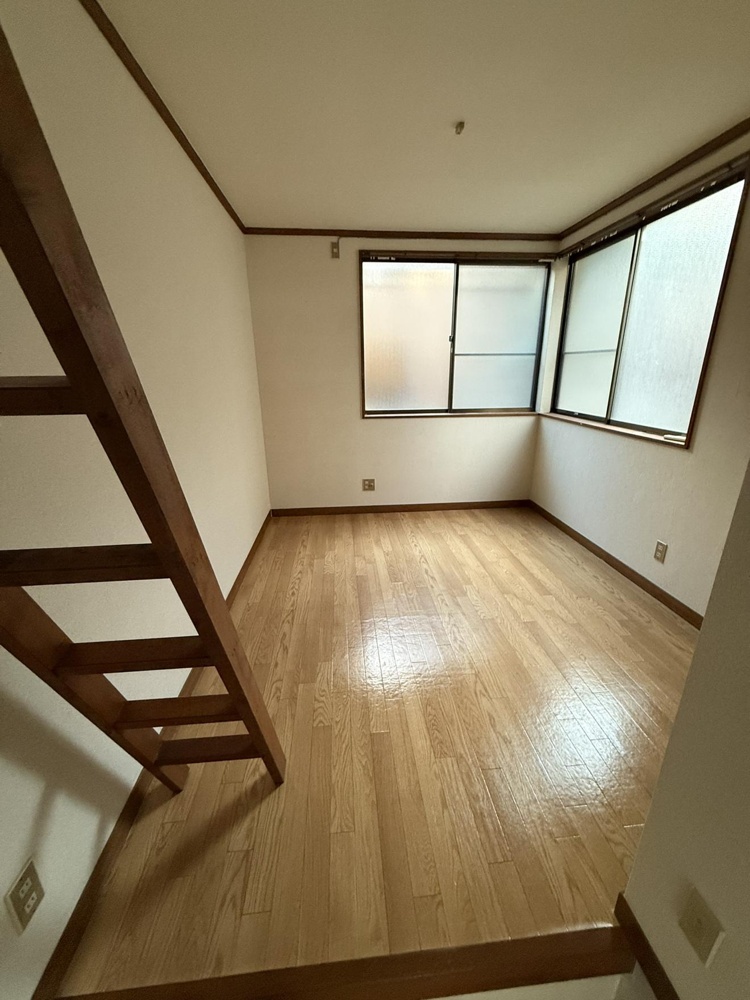 Classic 2-Bedroom Property in Higashisugano 2