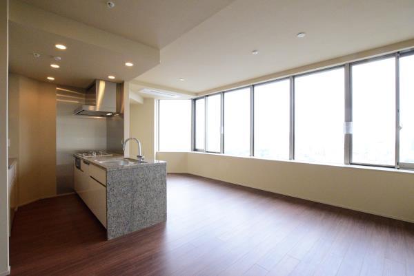 Modern 2-Bedroom Condo Near Station in Kamiosaki 2