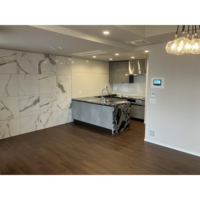 2-Bedroom Condo Near Station in Minamiaoyama 3