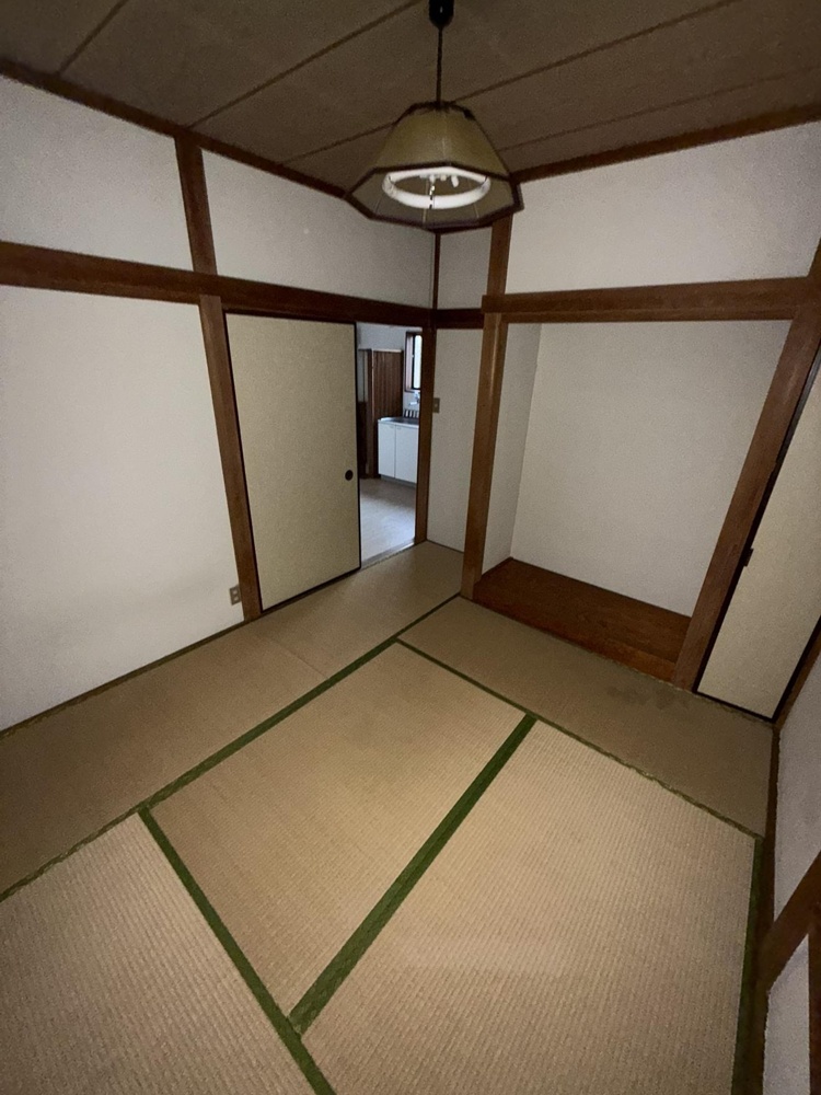 Classic 2-Bedroom Property in Higashisugano 4