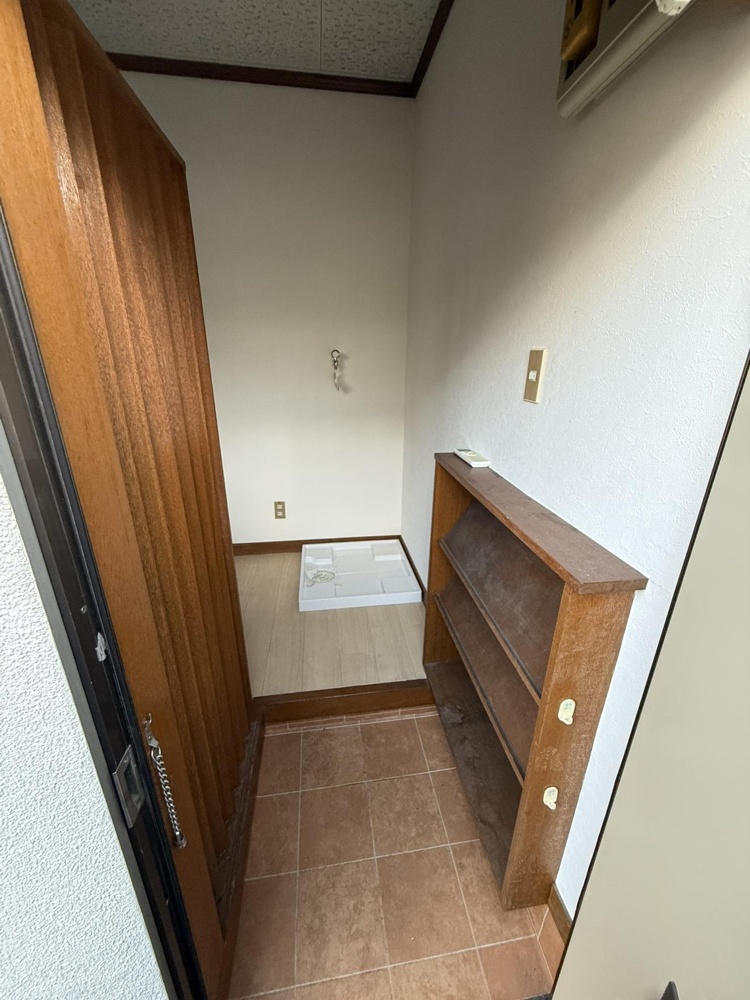 Classic 2-Bedroom Property in Higashisugano 9
