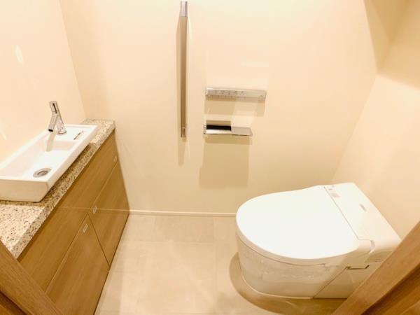 Modern 2-Bedroom Condo Near Station in Kamiosaki 7