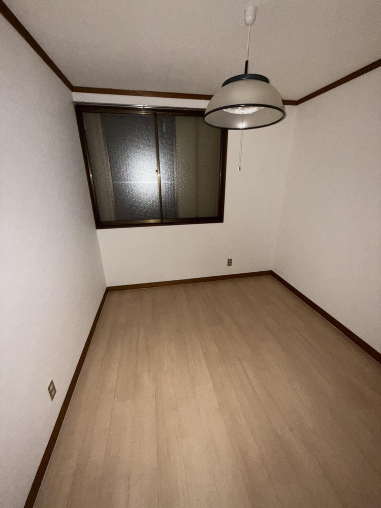 Classic 2-Bedroom Property in Higashisugano 6