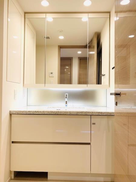 Modern 2-Bedroom Condo Near Station in Kamiosaki 8