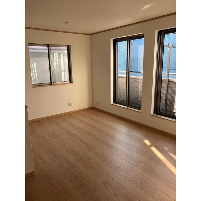 Modern 2-Bedroom House Near Station in Honhaneda 2