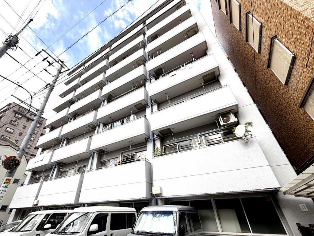 Vintage 2-Bedroom Condo Near Station in Minamikarasuyama 0