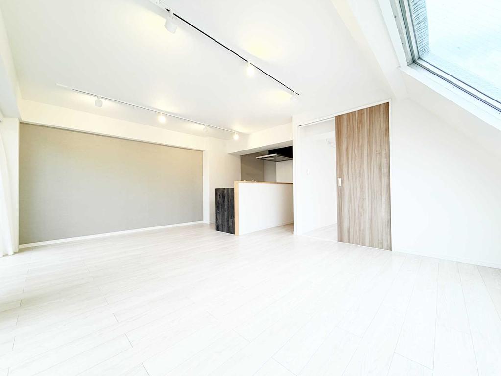 Vintage 2-Bedroom Condo Near Station in Minamikarasuyama 8