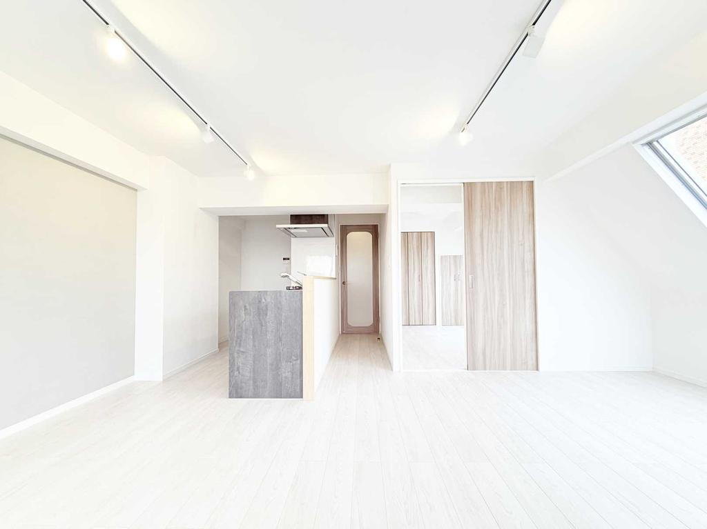 Vintage 2-Bedroom Condo Near Station in Minamikarasuyama 7