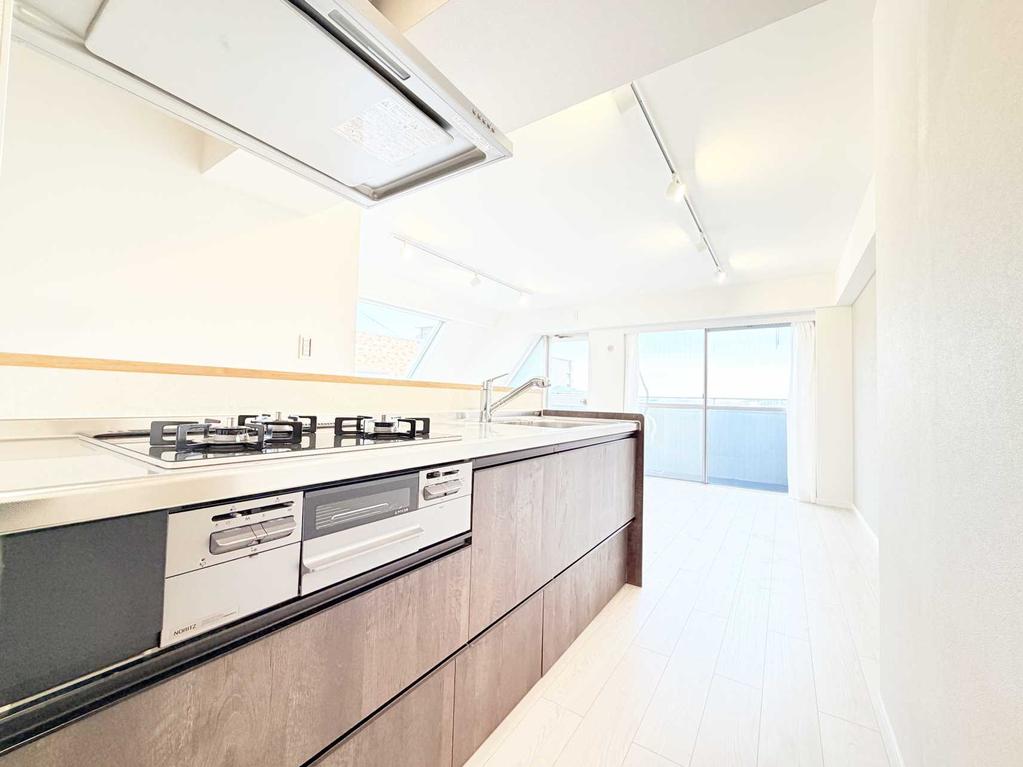 Vintage 2-Bedroom Condo Near Station in Minamikarasuyama 6