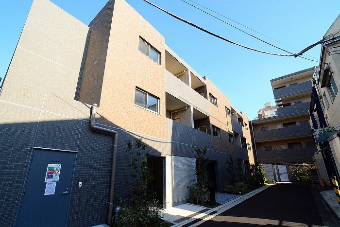 Modern 1-Bedroom Condo Near Station in Sendagaya 0