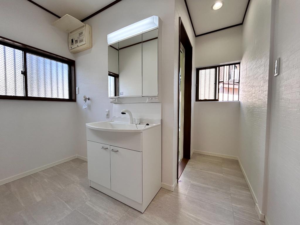 Vintage 3-Bedroom House with a Garden in Sugikubominami 7