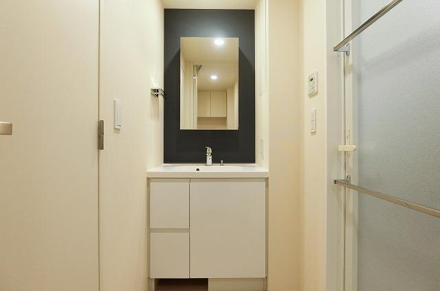 Modern 1-Bedroom Condo Near Station in Kitaueno 8