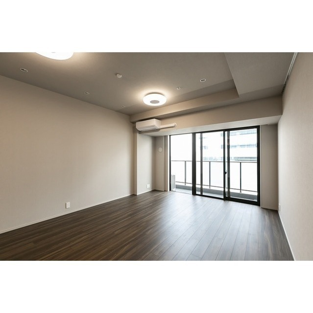 Modern 2-Bedroom Condo Near Station in Kaigan(3-chome) 4
