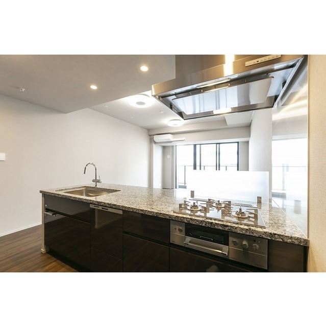 Modern 2-Bedroom Condo Near Station in Kaigan(3-chome) 5
