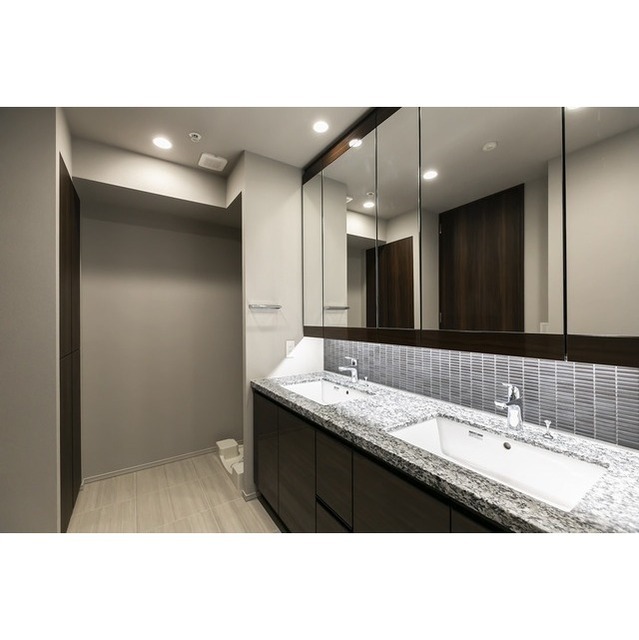Modern 2-Bedroom Condo Near Station in Kaigan(3-chome) 7