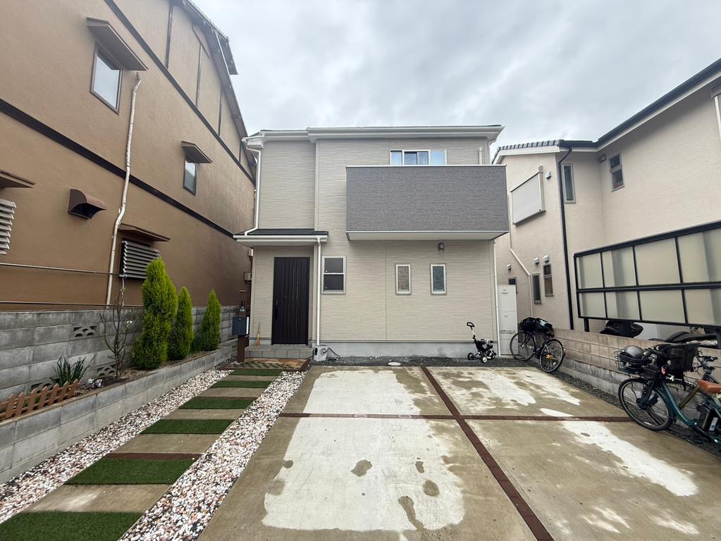Modern 4-Bedroom House in Ihozaki 9