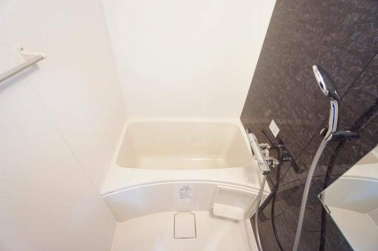 Brand New 2-Bedroom Condo Near Station in Nakakasai 4