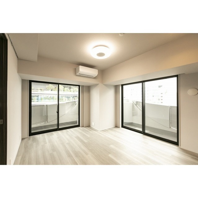 Modern 1-Bedroom Condo Near Station in Kaigan(3-chome) 4