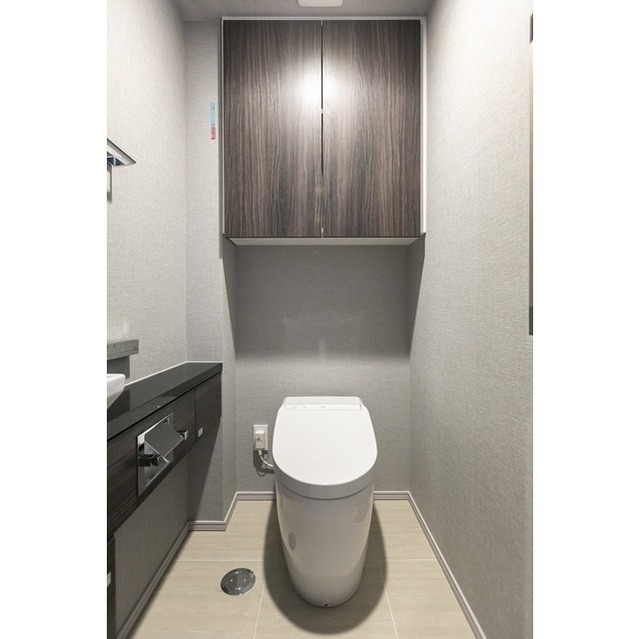 Modern 1-Bedroom Condo Near Station in Kaigan(3-chome) 8