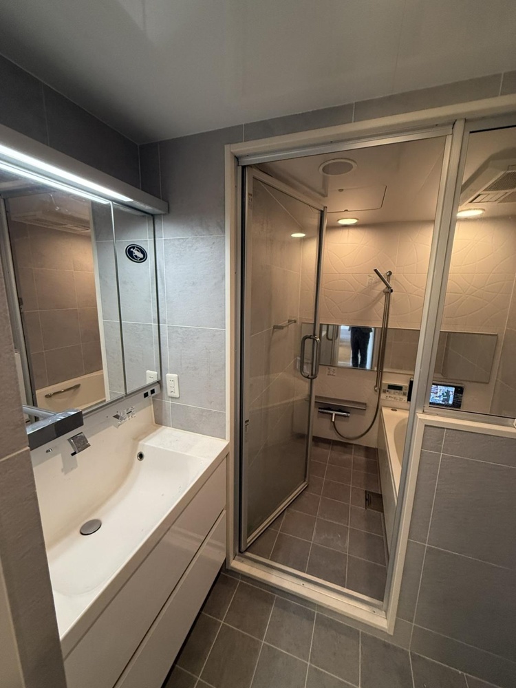 High-End 2-Bedroom Condo Near Station in Nishiazabu 5