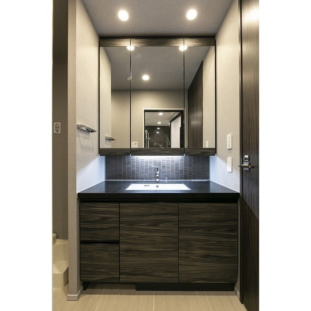 Modern 1-Bedroom Condo Near Station in Kaigan(3-chome) 7