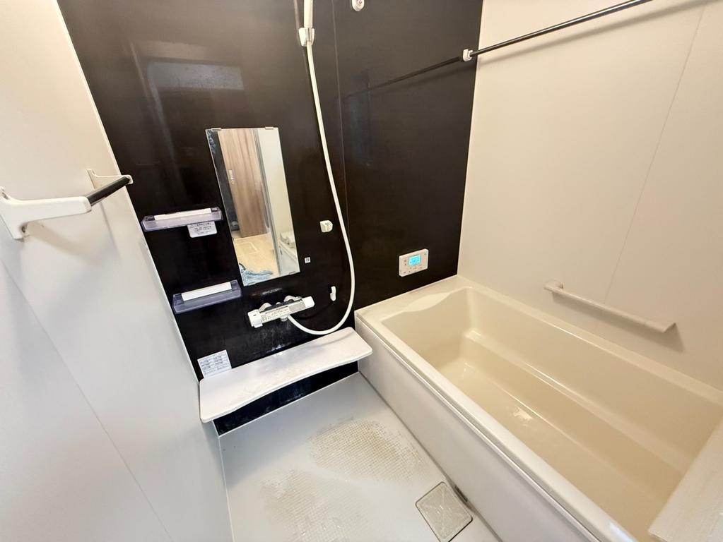 Modern 4-Bedroom House in Ihozaki 7