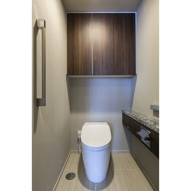 Modern 2-Bedroom Condo Near Station in Kaigan(3-chome) 8