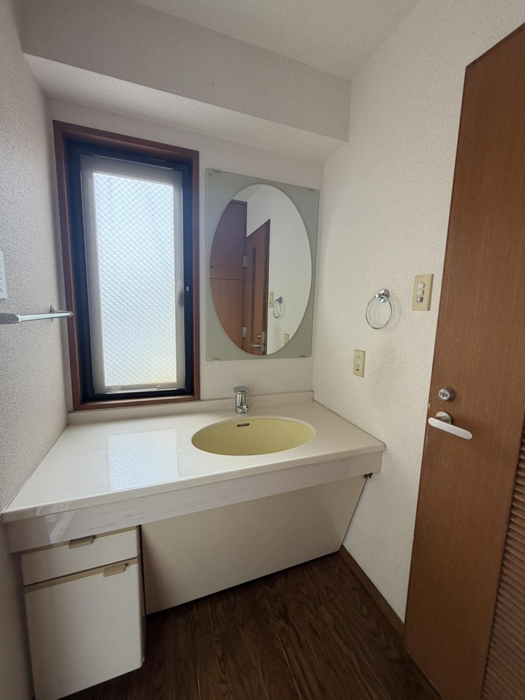 Classic 3-Bedroom Condo Near Station in Seijo 5