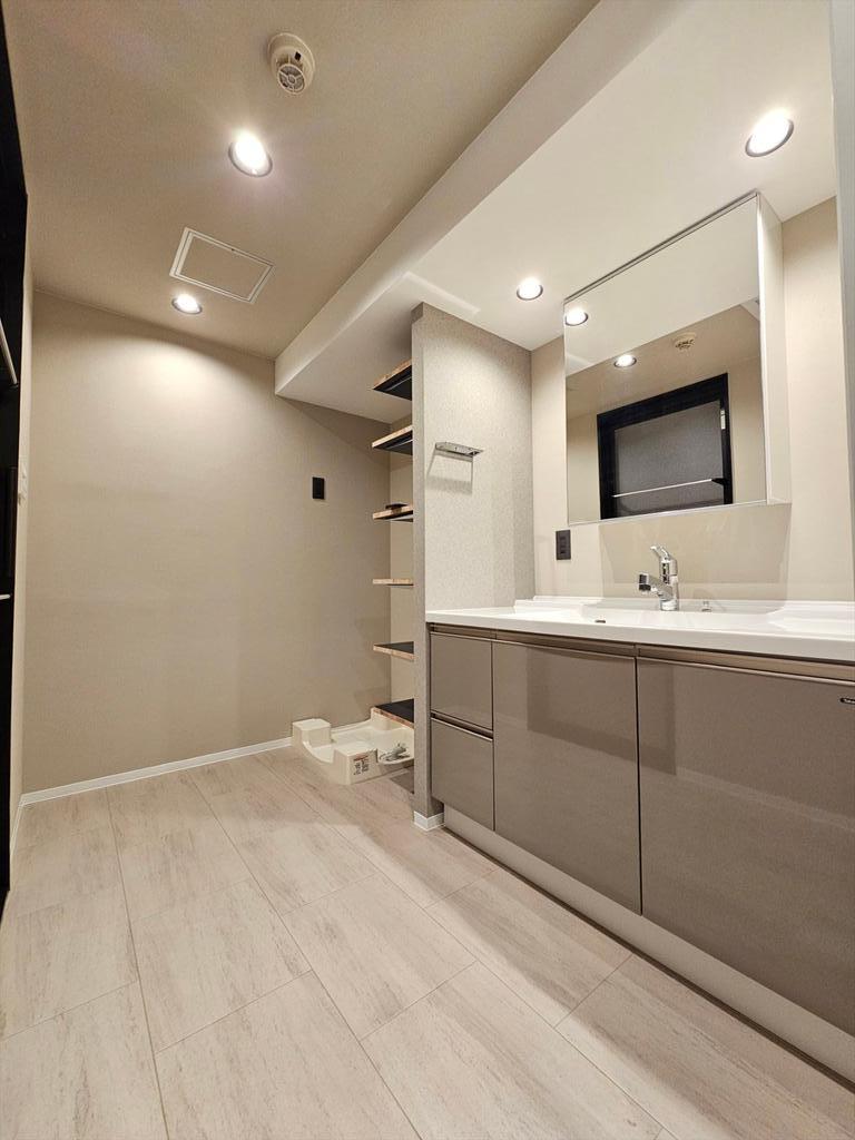 Classic 3-Bedroom Condo Near Station in Higashikozucho 7