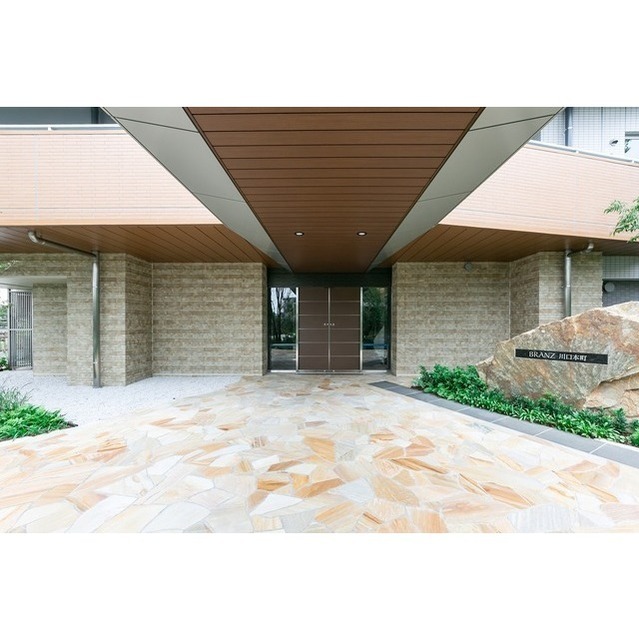 Modern 2-Bedroom Condo Near Station in Hombasu 2