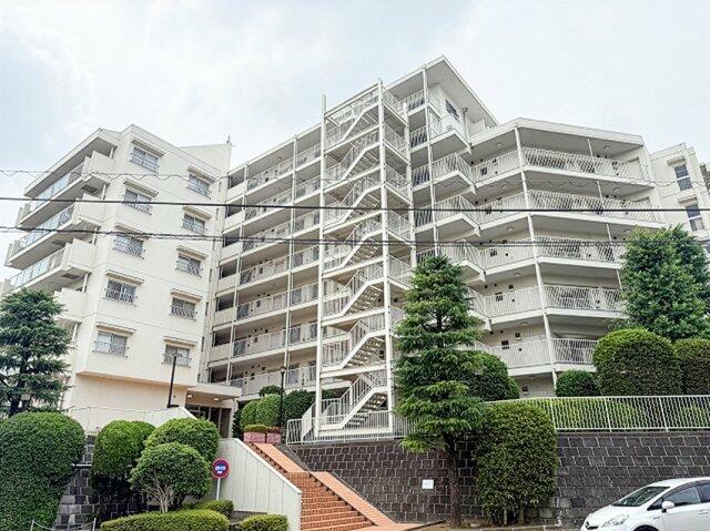 Well-Kept 3-Bedroom Condo in Tsurumaki 1