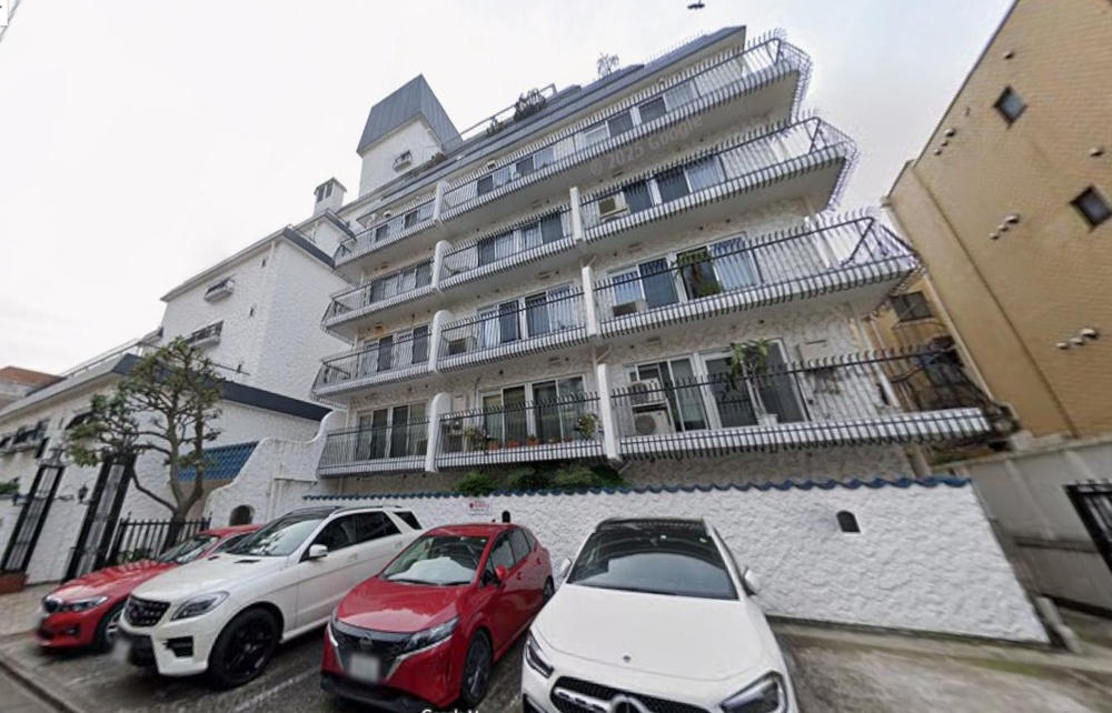 Vintage 2-Bedroom Condo in Sendagaya 0