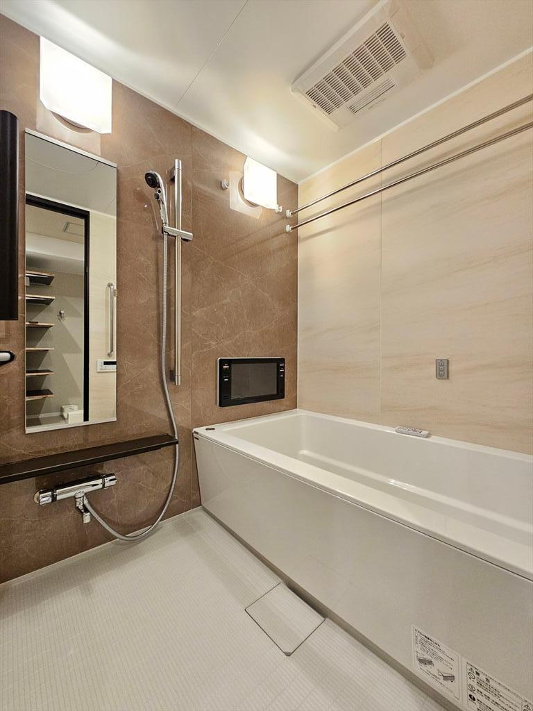 Classic 3-Bedroom Condo Near Station in Higashikozucho 6