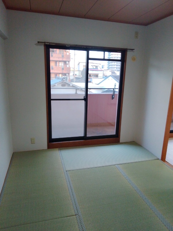2-Bedroom Condo Near Station in Tsurumibashi 3