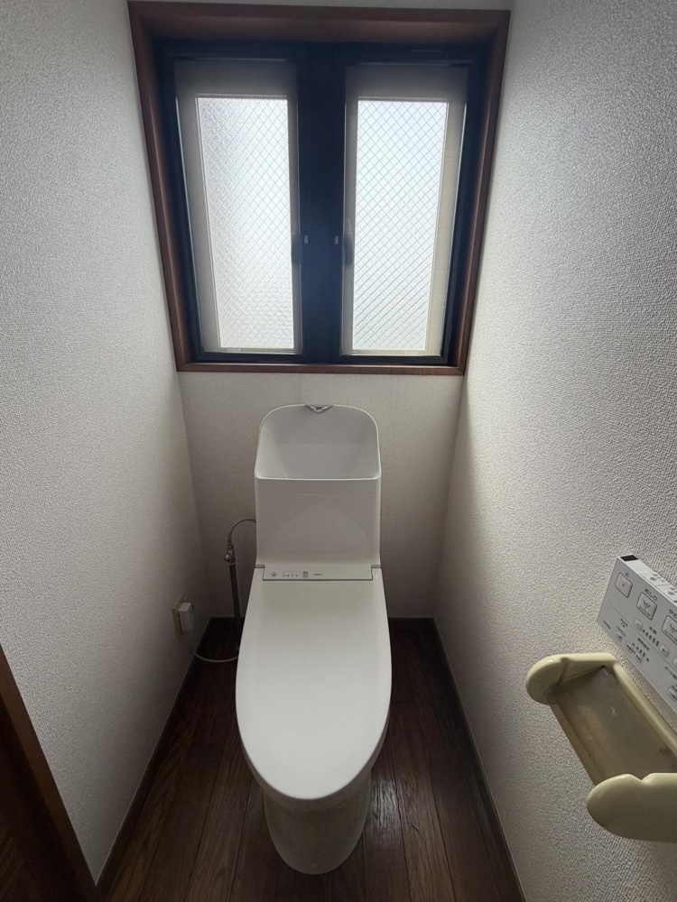 Classic 3-Bedroom Condo Near Station in Seijo 6