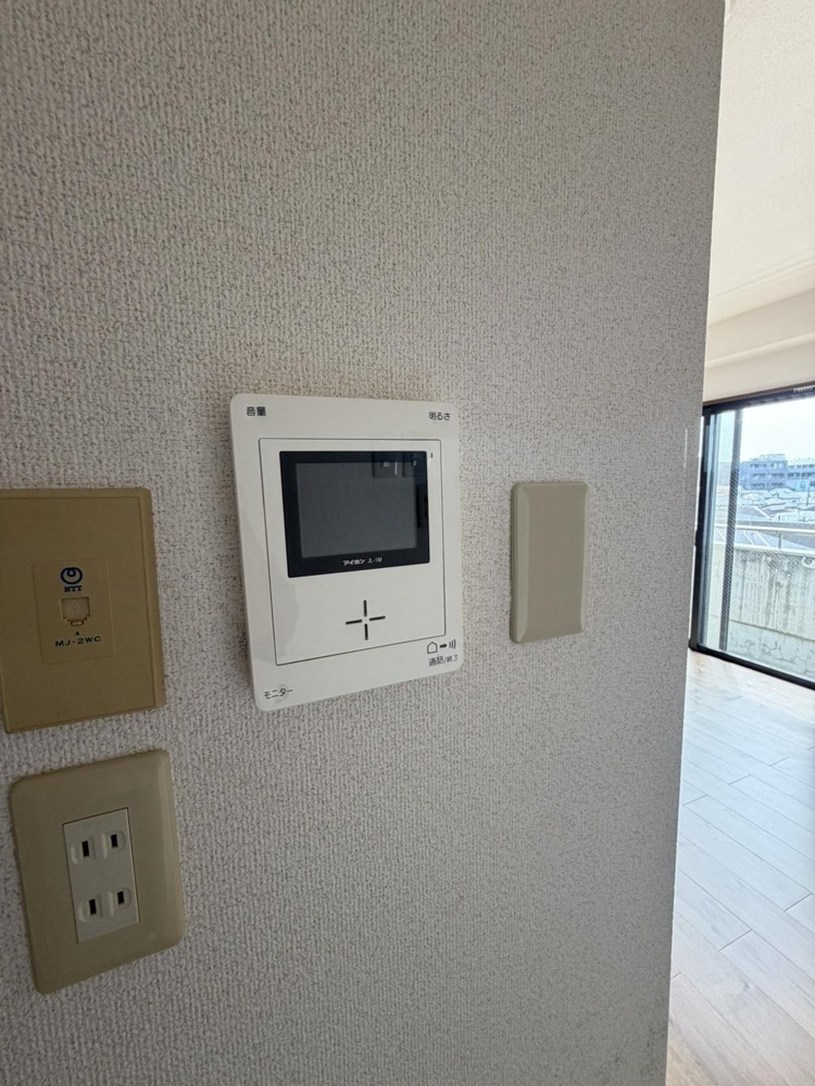 Classic 3-Bedroom Condo Near Station in Seijo 9