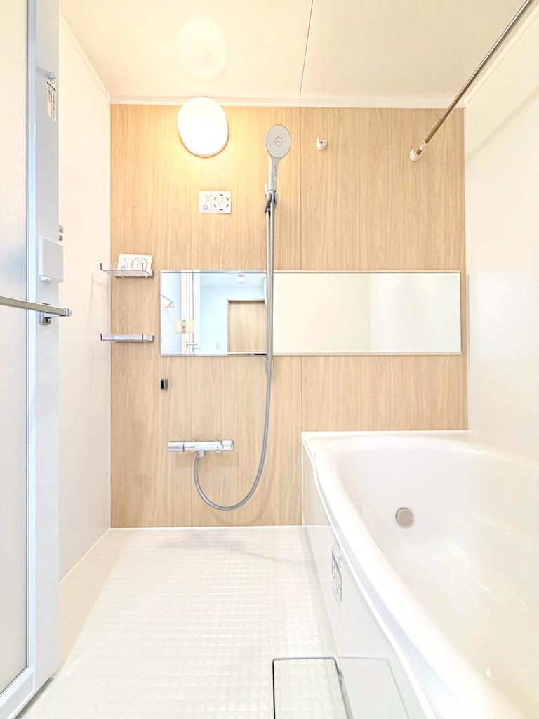 Charming 3-Bedroom Condo in Higashirinkan 5